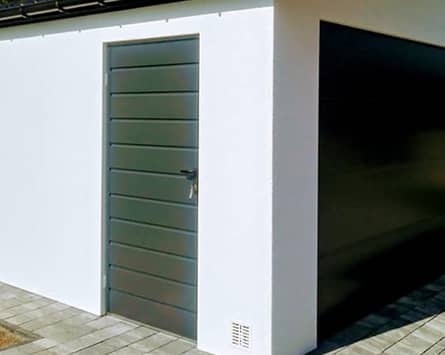 Drzwi boczne ułatwiające dostęp do wnętrza garażu